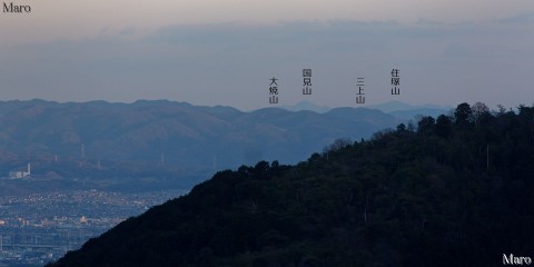 小倉山の展望地から遠くに室生山地の国見山、住塚山を望む 2014年3月