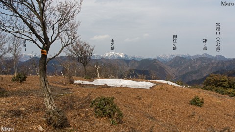 御所平の山頂から雨乞岳など鈴鹿山脈中核部の山々を一望する 2015年3月