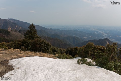 雪が残るミズナシ南西の小ピークから伊勢平野、野登山を望む 鈴鹿山脈 2015年3月