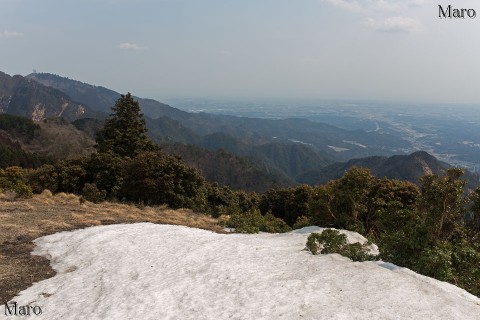 雪が残るミズナシ南西の小ピークから伊勢平野、野登山を望む 鈴鹿山脈 2015年3月 雪が残るミズナシ南西の小ピークから伊勢平野、野登山を望む 鈴鹿山脈 2015年3月