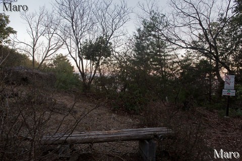 「大田の小径」道標番号「4」 休憩ベンチ、岩場がある展望地 2015年3月