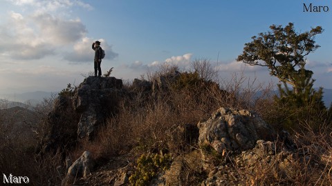 白髪岳の山頂 岩の上から播磨、但馬の高峰を眺める 兵庫県丹波篠山市