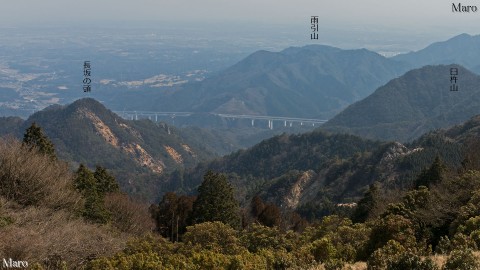 ミズナシから家老平、長坂の頭、臼杵山、新名神高速道路を望む 鈴鹿山脈 2015年3月