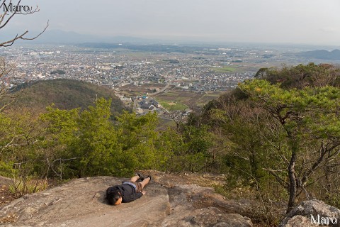 滋賀県の里山 山頂からの眺望 岩場と一体化 2015年4月