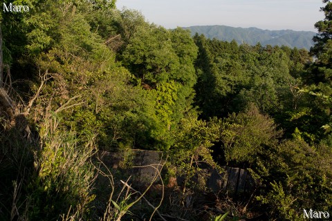 大文字山の山頂（三角点）を音羽山、千頭岳を望む 眼下には防護ネットが 2015年5月