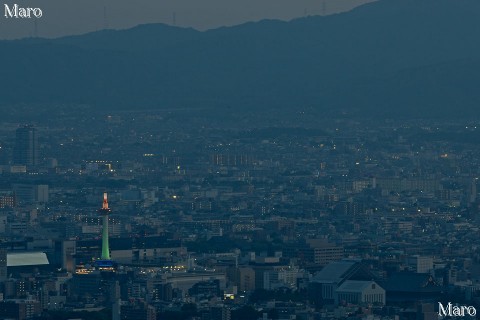「2015年世界禁煙デーin京都」に伴い黄緑色に照らされた京都タワーを遠望