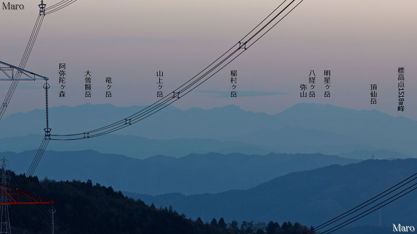 音羽山から送電線越しに大峰山脈、八経ヶ岳を遠望する 2015年2月
