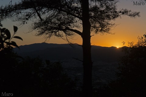 瓜生山から夕日と愛宕山のシルエットを望む 2015年7月
