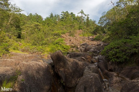 湖南アルプス 笹間ヶ岳 御仏河原、御仏堰堤の下 岩場のナメ滝 2015年8月