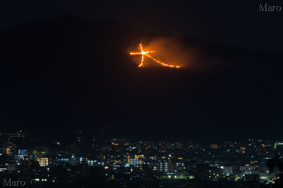 五山送り火「大文字」（大文字山、如意ヶ嶽）と京都の夜景 2015年8月
