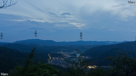笹間ヶ岳 関津コースから大津市大石の集落夜景、瀬田川、遠くに生駒山を望む 2015年8月 笹間ヶ岳 関津コースから大津市大石の集落夜景、瀬田川、遠くに生駒山を望む 2015年8月