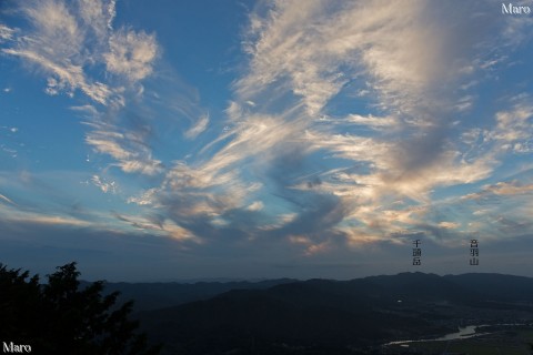 晩夏の笹間ヶ岳から音羽山、千頭岳、瀬田川を眺め、上空の雲を見上げる 2015年8月
