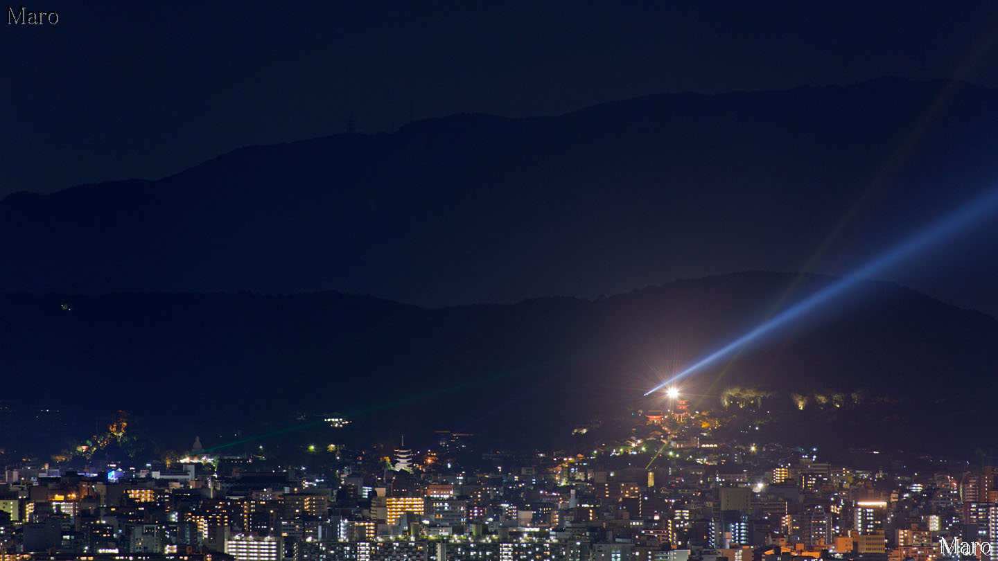 清水寺、高台寺、東山区役所などから夜空に向けて照射される5色の光を小倉山から撮影