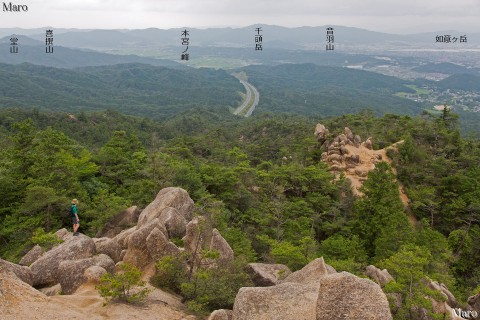 金勝アルプス 耳岩の下、天狗岩線・水晶谷線からの眺望 新名神高速、醍醐山地を望む