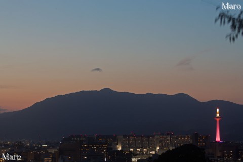 仲恭天皇陵・月輪南陵からピンク色の京都タワーと夕焼けの愛宕山を望む 2015年10月