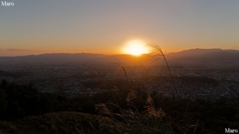 秋が深まる大文字山の火床から京都の夕景と夕日を望む 2015年10月