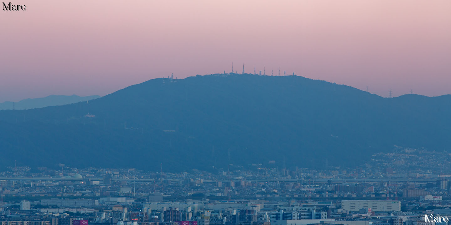 箕面市 彩都なないろ公園の展望台から夕暮れ時の生駒山を遠望 2015年10月