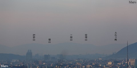 京都市の船岡山から天王山と鳩ヶ峰（男山）の合い間に和泉山脈を遠望 2015年11月