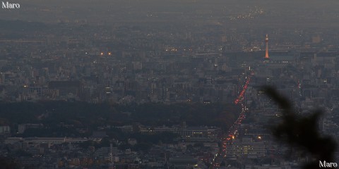 向山からオレンジ色にライトアップされた京都タワーと烏丸通、京都御苑を遠望 2015年11月