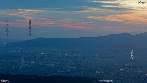 大文字山の山頂からパープルの京都タワーとコスモタワー、此花大橋を望む 2015年11月