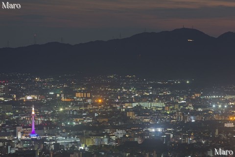 パープルにライトアップされた京都タワーと夜景を大文字山の火床から望む 2015年11月
