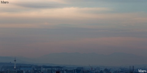 早朝の船岡山公園から大峰山脈（大峯・大峰山）と京都タワーを望む  2015年11月