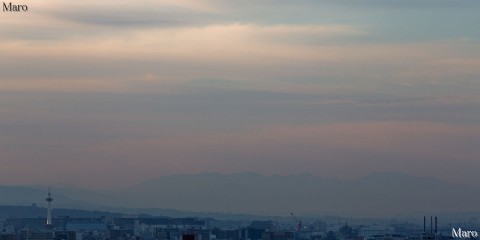 早朝の船岡山公園から大峰山脈（大峯・大峰山）と京都タワーを望む  2015年11月