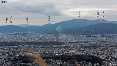 雪の状況がよく分からない愛宕山や地蔵山を大文字山から望む 2015年12月