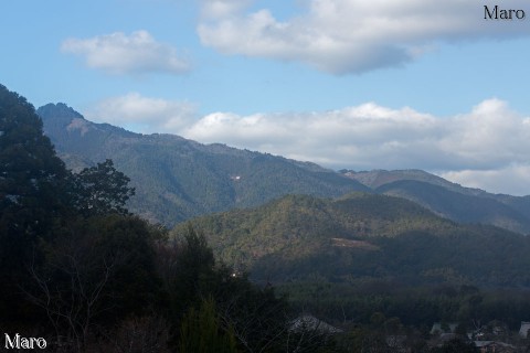 嵐山・法輪寺から愛宕山、五山送り火「鳥居形」の字跡を望む 2015年12月