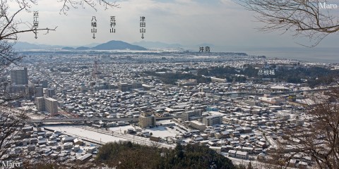 雪の彦根を佐和山から一望 彦根市街、跨線橋、彦根城、荒神山、琵琶湖、沖島 2016年1月
