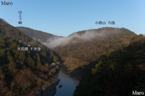 亀山公園（嵐山公園）の保津川展望台から山上ヶ峰、小倉山の山間峡谷、大悲閣などを望む