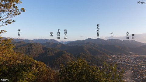 嵯峨嵐山の小倉山から眼前に送り火「鳥居形」、積雪する桟敷ヶ岳、朝日峯を望む 2016年1月