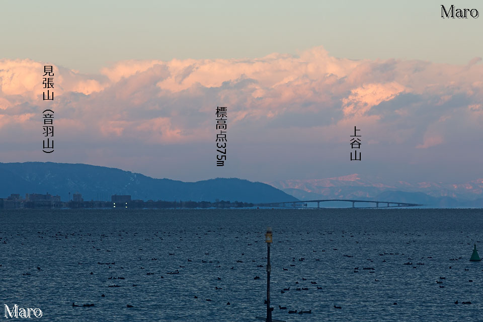 蜃気楼（下位蜃気楼）で湖上に浮かぶ琵琶湖大橋と堅田を大津から撮影 2016年1月
