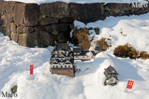 井伊直政像の足元のミニチュア彦根城も積雪 彦根駅西口 2016年1月