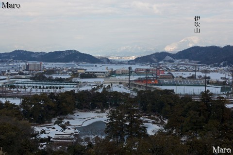 彦根城天守前展望台 積雪する伊吹山、彦根球場、玄宮園などを望む 2016年1月