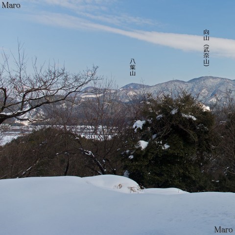 積雪する佐和山城・西の丸（塩櫓）から鈴鹿北西端の山々と摺針峠周辺を望む 2016年1月