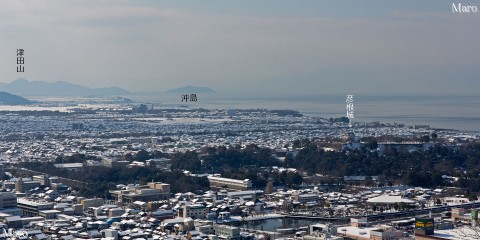 雪積もる彦根城（彦根山・金亀山）、琵琶湖、沖島を佐和山城跡から望む 2016年1月