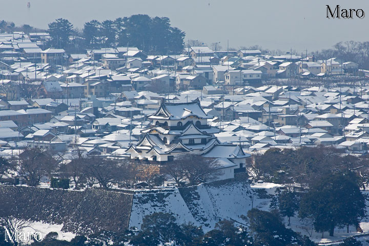 雪の彦根城天守を佐和山城跡から遠望 石田三成 井伊直政の城