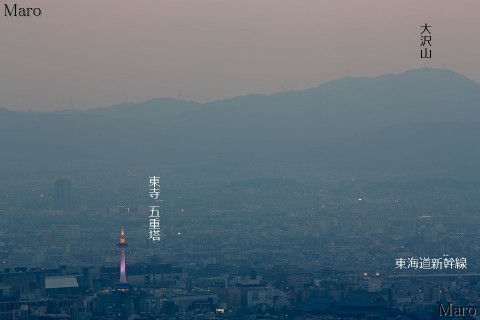 日没後、紫色の京都タワーと東海道新幹線を大文字山から遠望する 2016年3月2日18時頃