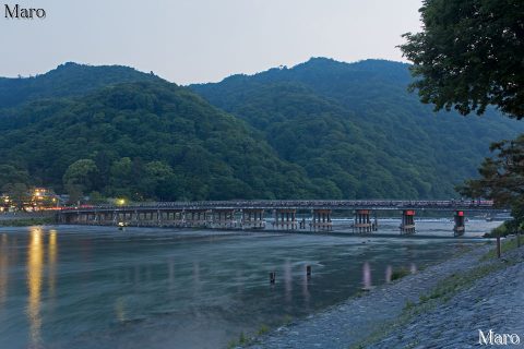 大堰川（桂川）の河川敷から渡月橋と嵐山城跡を望む 2016年5月