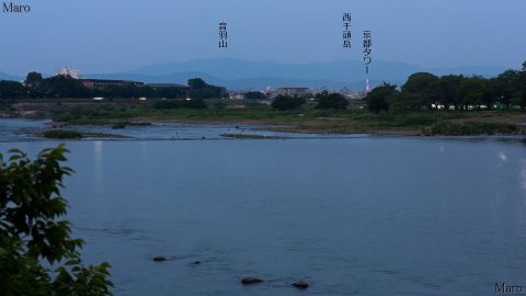 大堰川（桂川）に架かる渡月橋の上から紫色の京都タワーと音羽山を遠望 2016年5月