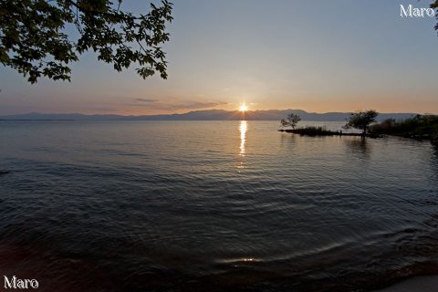 比良山に沈む夕日を琵琶湖の水ヶ浜から望む 2016年6月