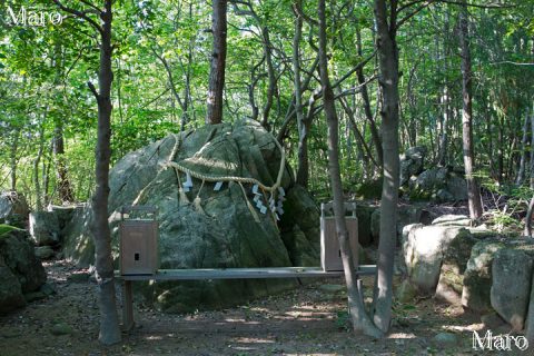 津田山の山頂付近の御神体岩 2016年6月