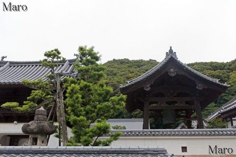 興聖寺の鐘楼越しに仏徳山（大吉山）を望む 京都府宇治市 2016年6月