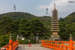 宇治川・塔の島に架かる喜撰橋から十三重石塔越しに仏徳山（大吉山）と朝日山を望む