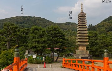 宇治川・塔の島に架かる喜撰橋から十三重石塔越しに仏徳山（大吉山）と朝日山を望む