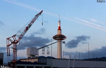 京都駅ビル「大空広場」から最上部だけ明るい京都タワーと比叡山を望む 2016年3月
