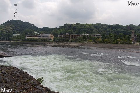 宇治川の観流橋から宇治発電所の放水と対岸の槇ノ尾山を望む 2016年7月