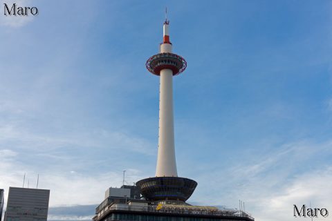 京都駅ビルから京都タワーを見上げる 京都市下京区 2016年7月