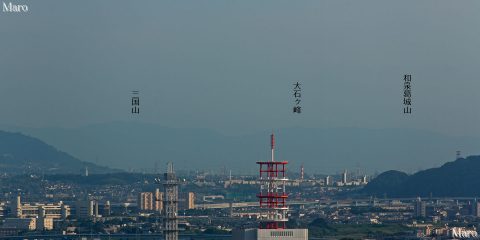 京都タワー展望室から和泉葛城山を遠望 手前に紅白の電波塔 2016年7月